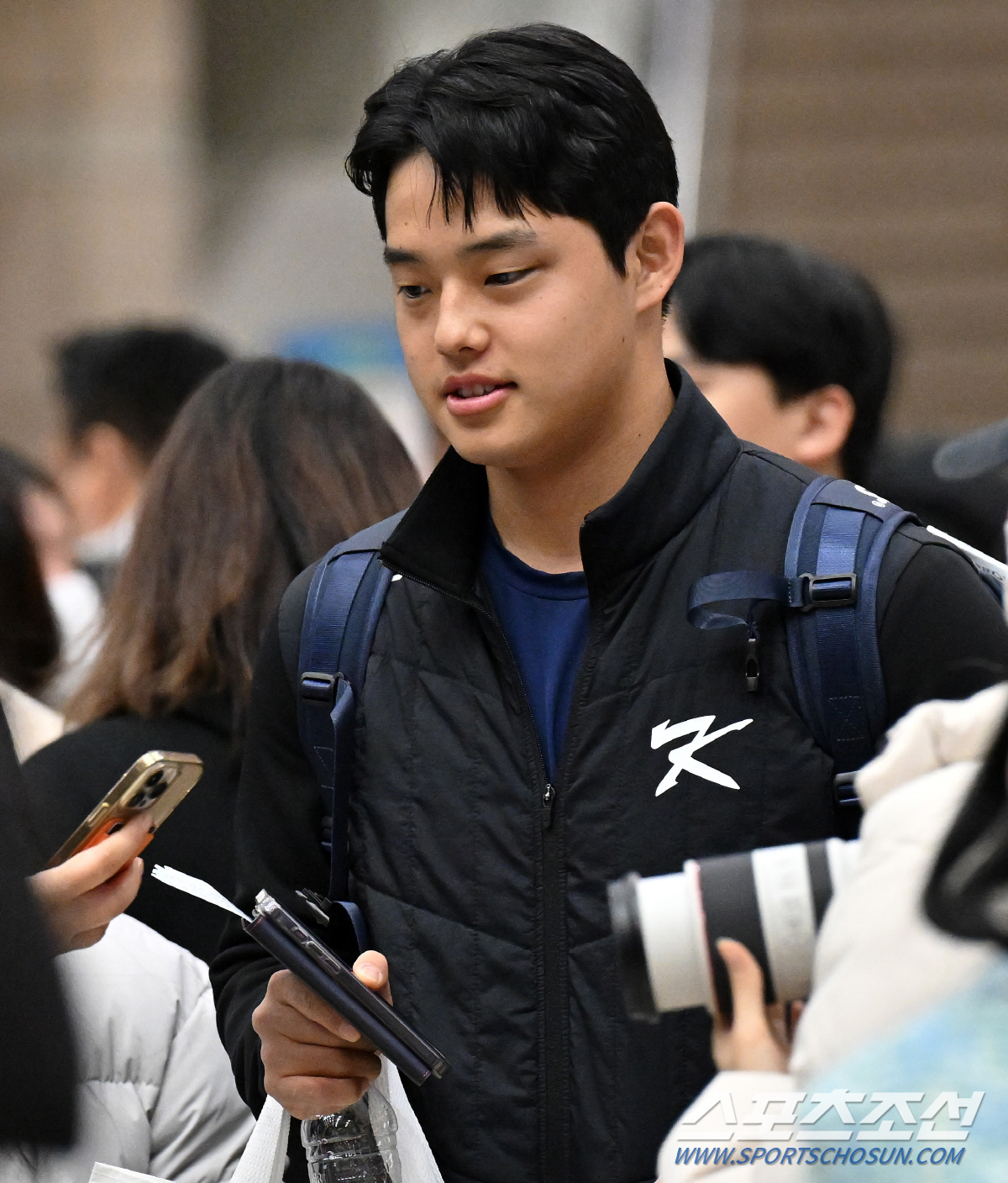 2023 아시아 프로야구 챔피언십(APBC)에 출전하는 한국 야구 대표팀이 14일 김포국제공항을 통해 출국했다. 문동주가 출국장으로 향하고 있다. 김포=박재만 기자 pjm@sportschosun.com/2023.11.14/