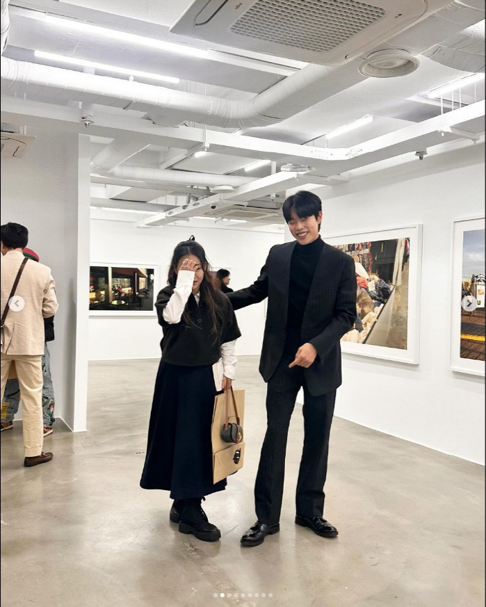 조현아, 올검정 수트핏 '류준열 사진작가' 근황 포착 "인맥의 끝은 어디…