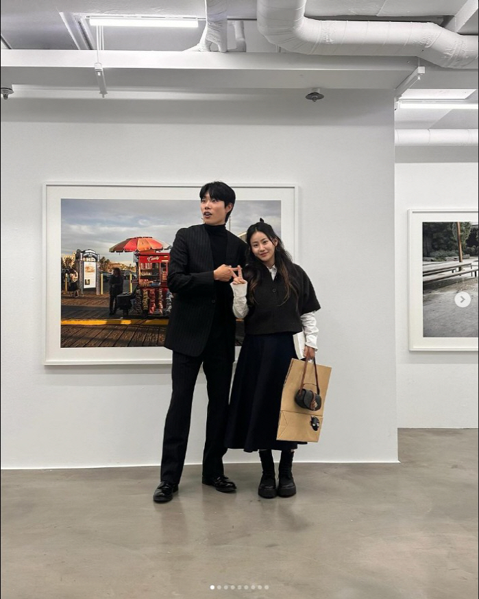 조현아, 올검정 수트핏 '류준열 사진작가' 근황 포착 "인맥의 끝은 어디…
