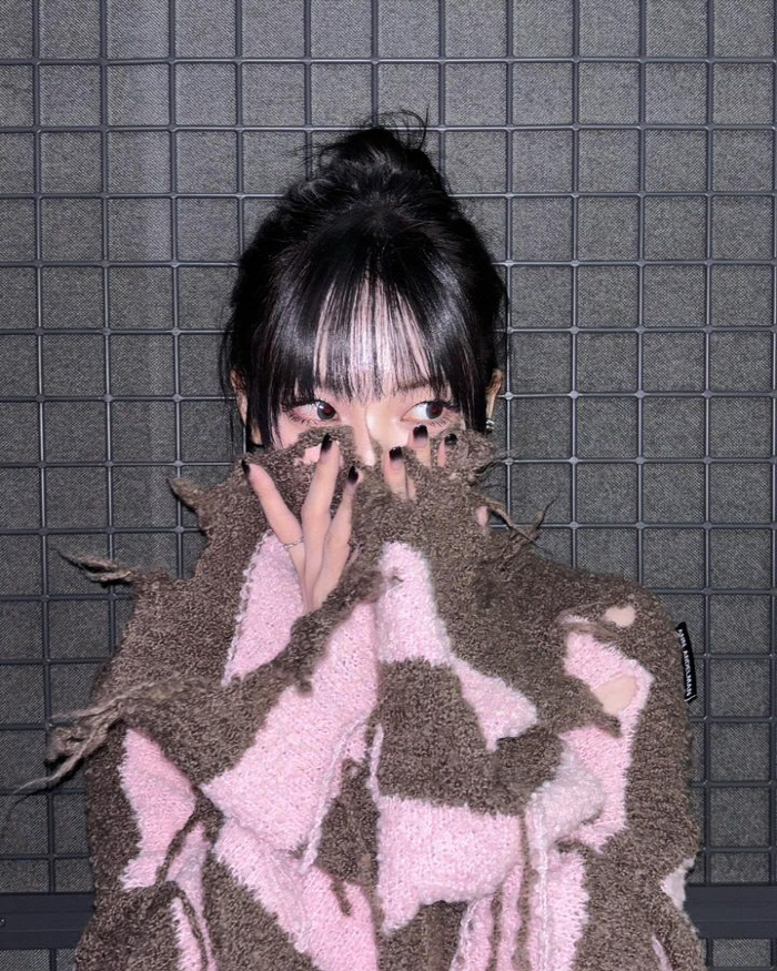 "말이 안되는 미모"…카리나, 아무거나 걸쳐도 돋보이는 비주얼