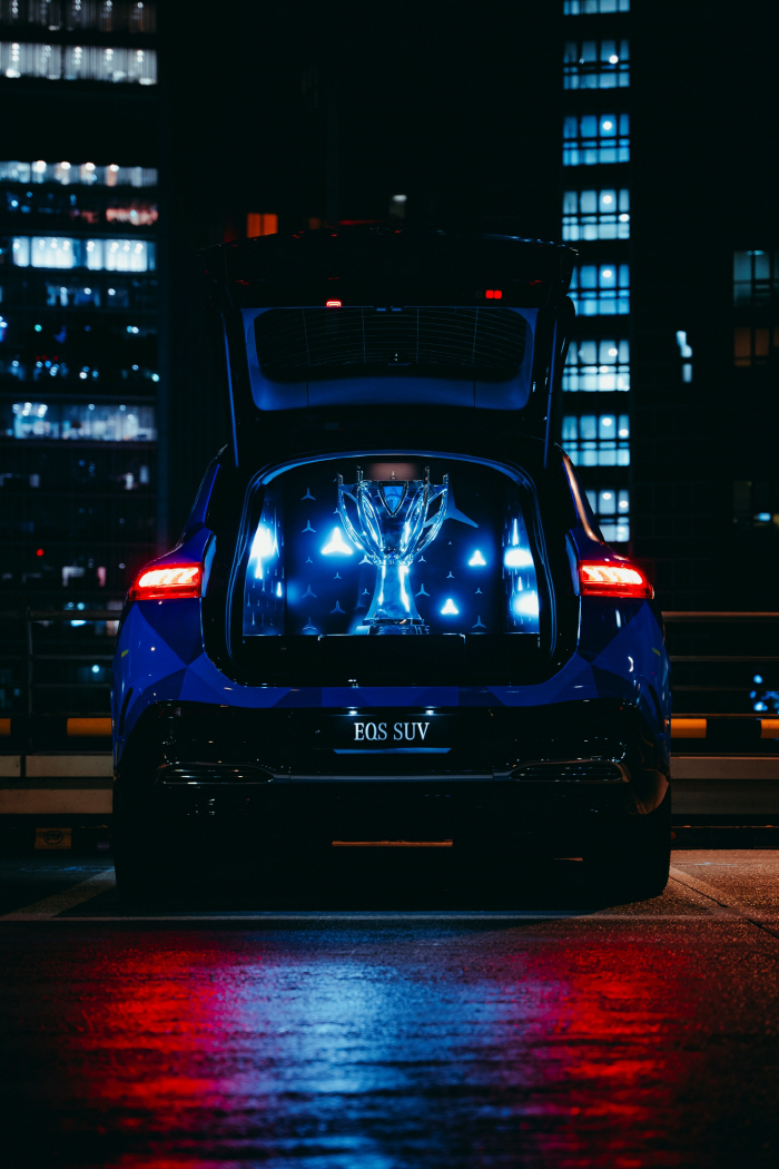 벤츠 EQS SUV, 롤드컵 우승 트로피 '소환사의 컵' 전달