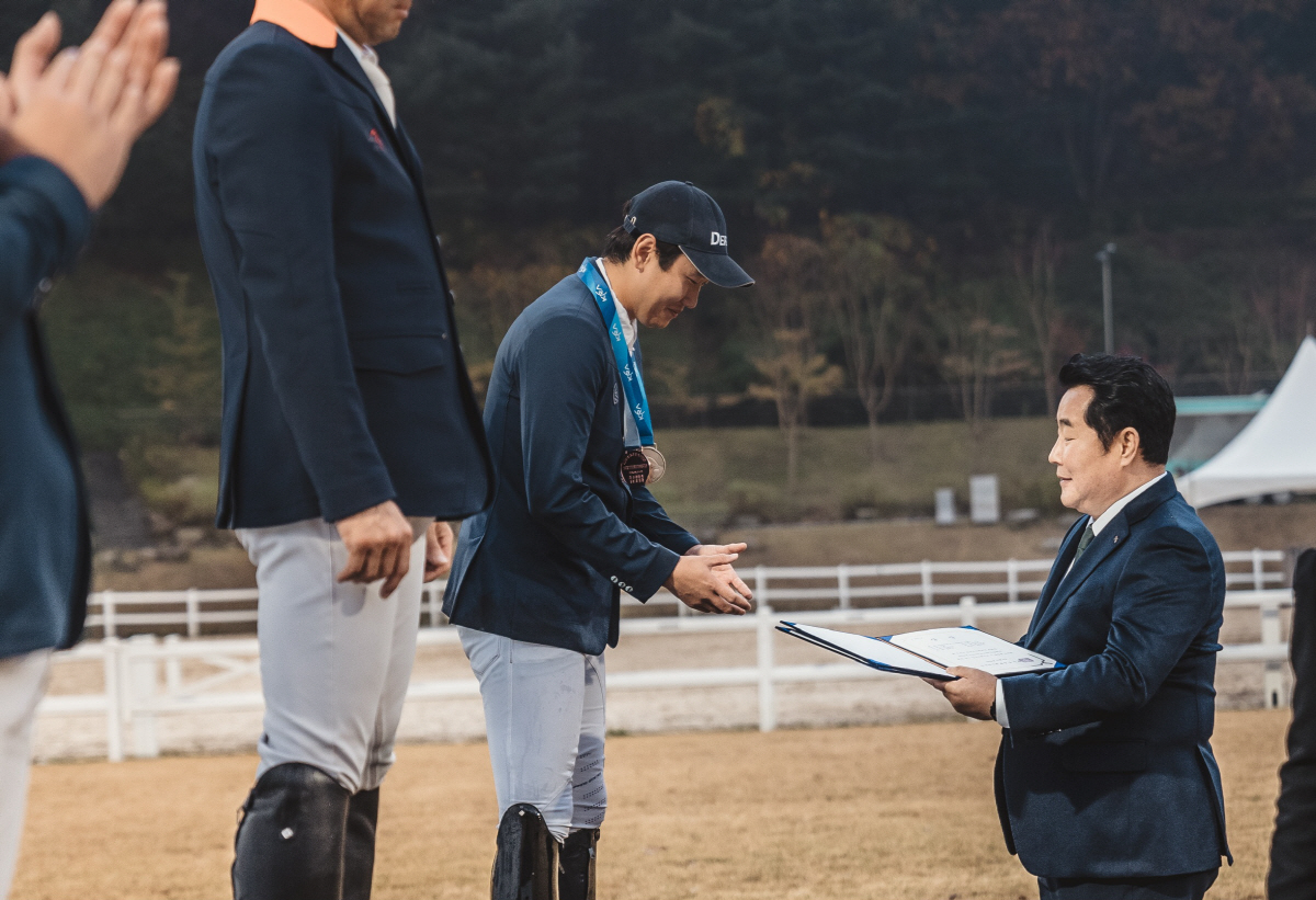 [경마] 최고의 국산 승용마, 주인 찾았다 '2023 영호스컵'-'품평회…