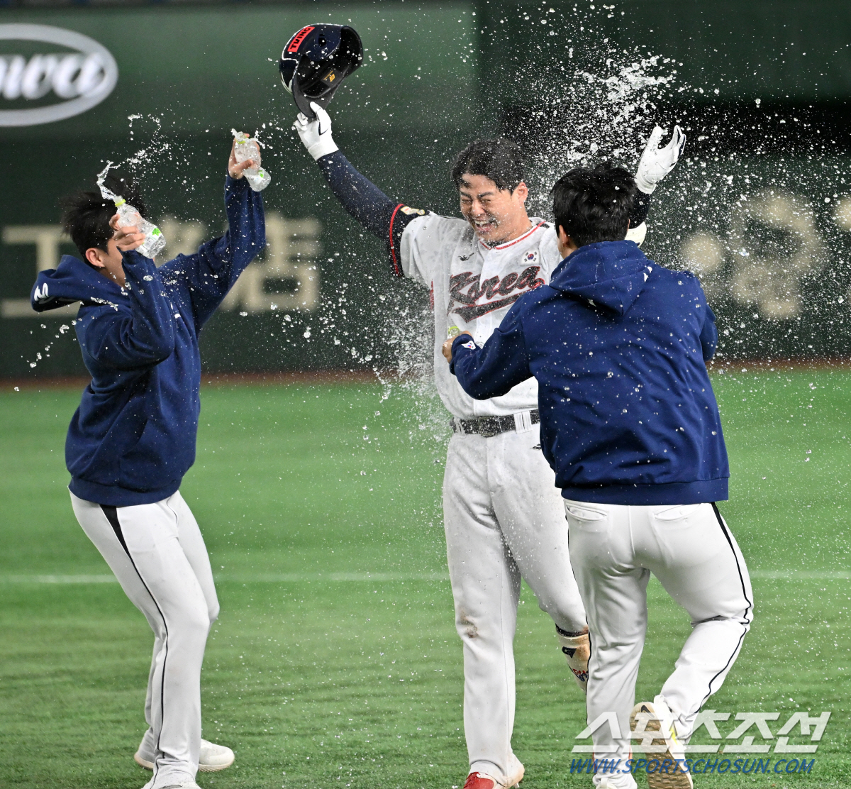 자존심 지킨 KBO 홈런왕 노시환 '끝내기 안타', 가장 먼저 달려와 품…