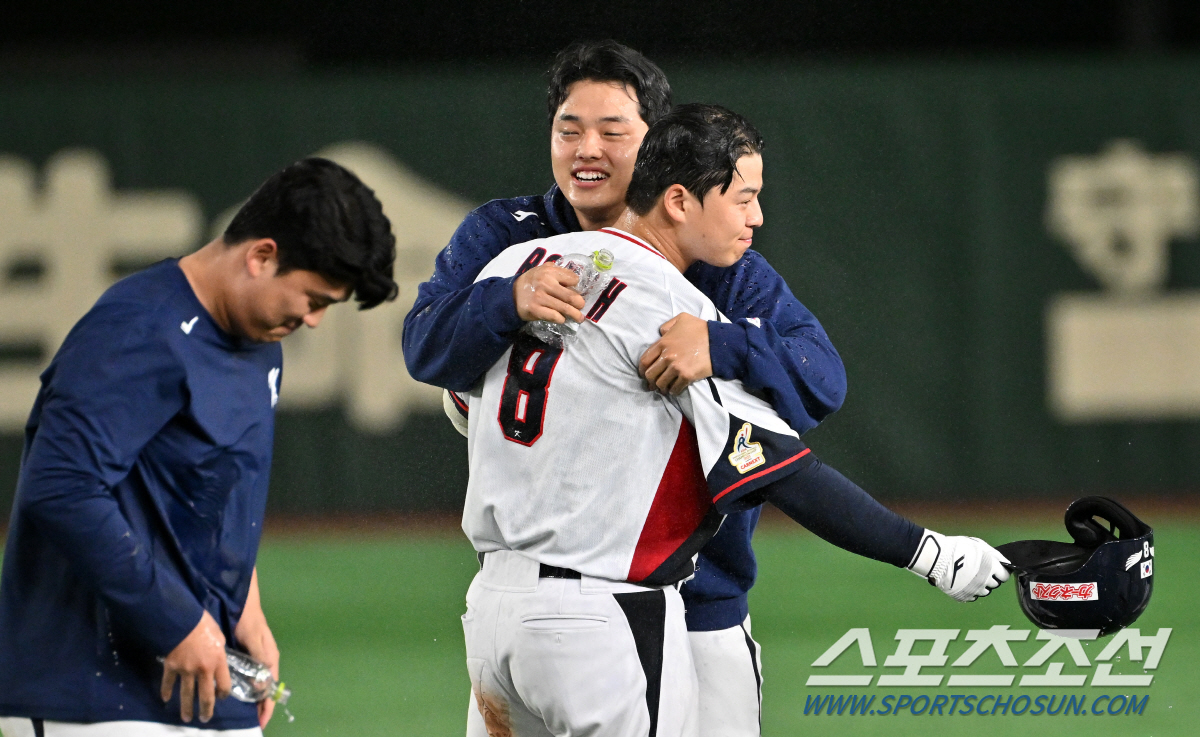 자존심 지킨 KBO 홈런왕 노시환 '끝내기 안타', 가장 먼저 달려와 품…