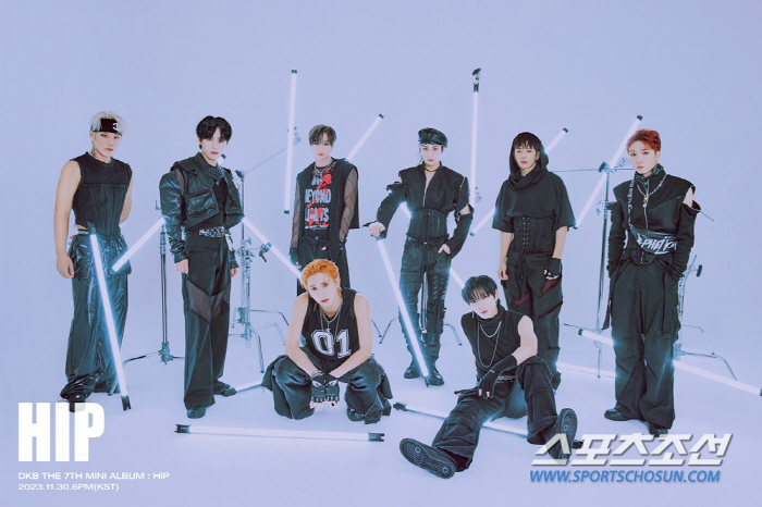 다크비, '과감+유니크' 올블랙 스타일링…미니 7집 'HIP' 첫 번째 …