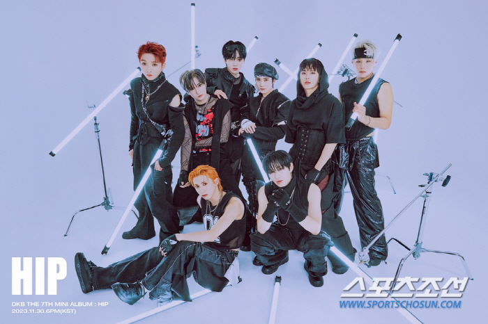 다크비, '과감+유니크' 올블랙 스타일링…미니 7집 'HIP' 첫 번째 …