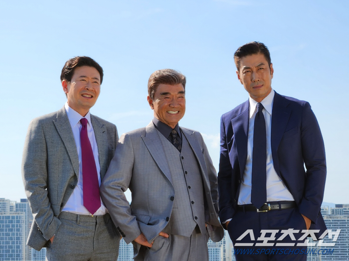 '7인의 탈출' 이부영, 조용하지만 강렬한 존재감 드러내…노인 변장 등 …