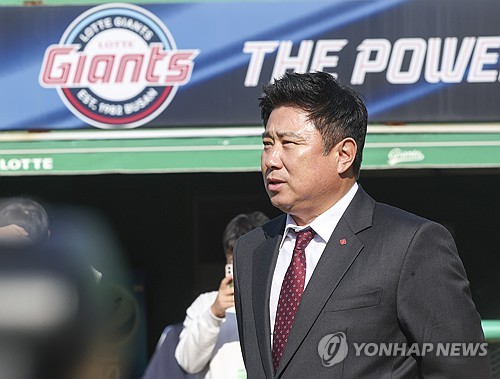 (부산=연합뉴스) 강덕철 기자 = 롯데 김태형 신임 감독이 25일 오전 경남 김해시 롯데자이언츠 상동야구장에서 열린 선수들과의 상견례 자리에서 취재진의 질문에 답변하고 있다. 2023.10.25 kangdcc@yna.co.kr