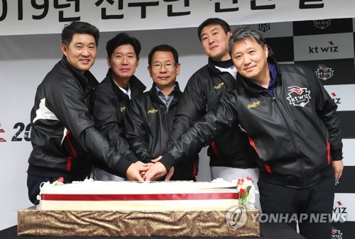 (수원=연합뉴스) 홍기원 기자 = 22일 오전 경기도 수원시 kt위즈파크에서 열린 'kt위즈 2019년 선수단 신년 결의식'에서 이숭용 kt위즈 단장(왼쪽부터), 이강철 kt위즈 감독, 유태열 kt스포츠 사장, 주장 유한준 선수 등 참석자들이 케이크를 자르고 있다. 2019.1.22 xanadu@yna.co.kr