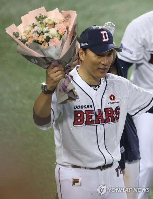 (서울=연합뉴스) 김성민 기자 = 25일 오후 서울 잠실야구장에서 열린 2023 프로야구 롯데 자이언츠와 두산 베어스의 경기에서 8-5로 승리해 11연승을 달성한 두산 이승엽 감독이 물을 맞고 있다. 2023.7.25 ksm7976@yna.co.kr