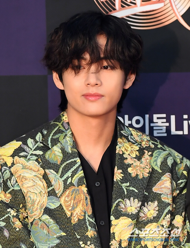 [종합] "무관용 원칙"..BTS 뷔 스토킹한 20대女, 검찰 송치