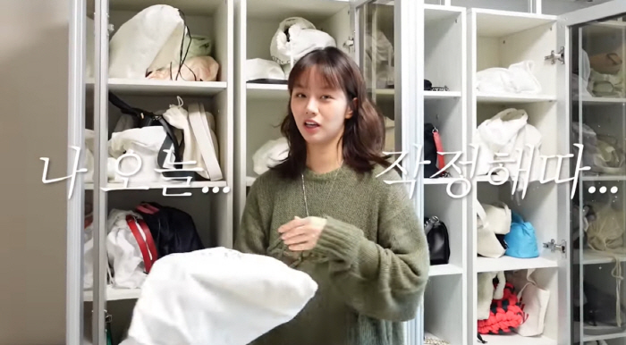 '류준열과 결별' 혜리, 이사 1년 만에 집공개..명품백 브랜드별로 보관…