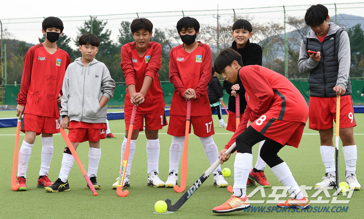 "잘봐 국대오빠들의 하키!"  불굴의 男하키대표팀이 '청스한'에 떴다"[…