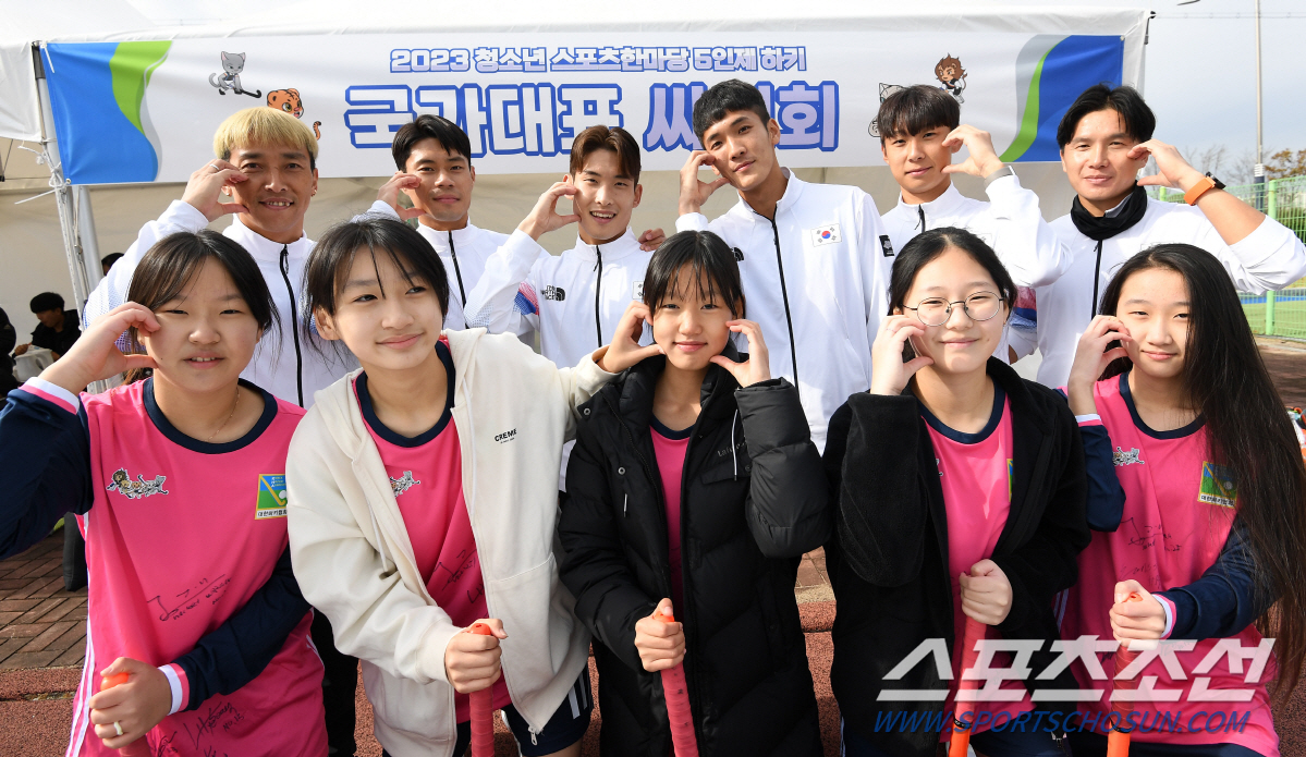 "잘봐 국대오빠들의 하키!"  불굴의 男하키대표팀이 '청스한'에 떴다"[…