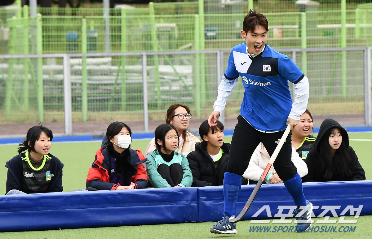 "잘봐 국대오빠들의 하키!"  불굴의 男하키대표팀이 '청스한'에 떴다"[…