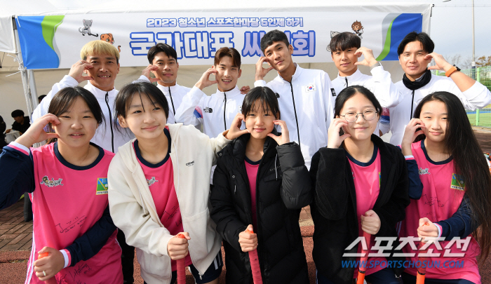 "잘봐,국대오빠들의 하키!" 불굴의 男하키대표팀이 '청스한'에 떴다"[靑…
