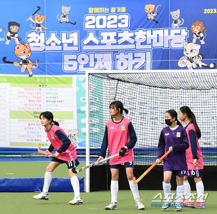 "잘봐,국대오빠들의 하키!" 불굴의 男하키대표팀이 '청스한'에 떴다"[靑…