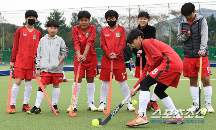 "잘봐,국대오빠들의 하키!" 불굴의 男하키대표팀이 '청스한'에 떴다"[靑…