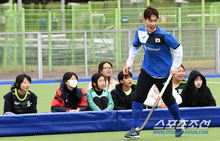 "잘봐,국대오빠들의 하키!" 불굴의 男하키대표팀이 '청스한'에 떴다"[靑…