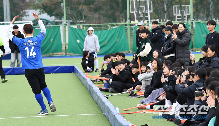 "잘봐,국대오빠들의 하키!" 불굴의 男하키대표팀이 '청스한'에 떴다"[靑…