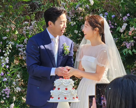 "걸스데이 첫 품절녀" 소진♥이동하, 결혼식 현장..혜리 '눈물의 축사'…