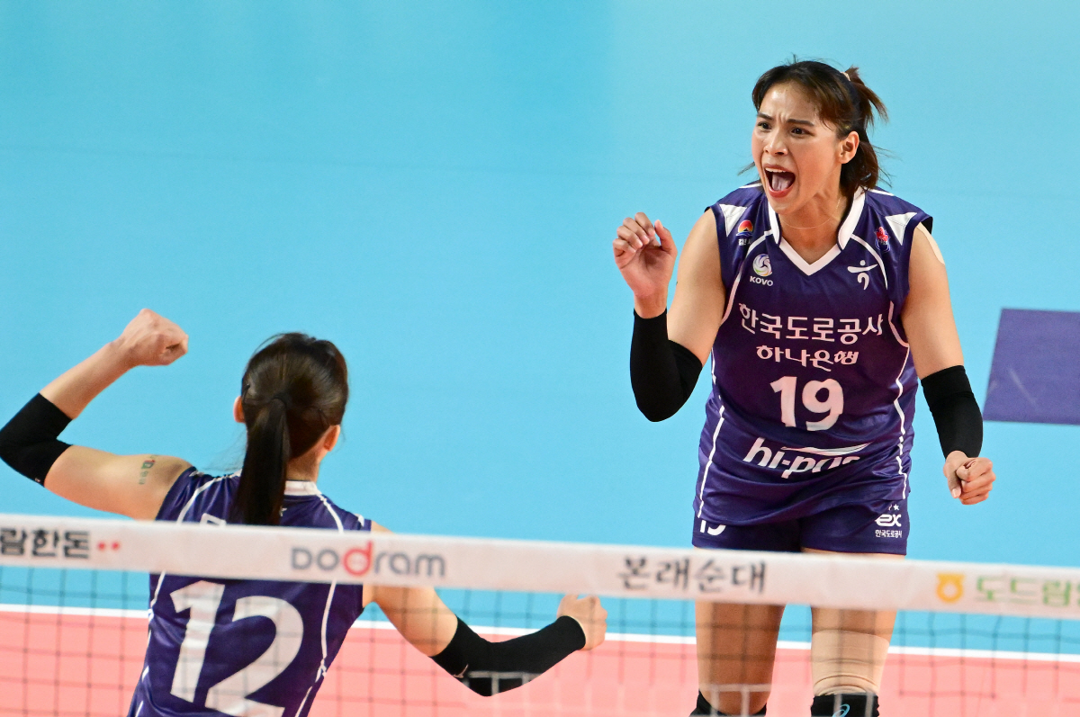 부키리치-타나차 쌍포 앞세운 도로공사, 정관장에 풀세트 접전 끝 진땀승[…