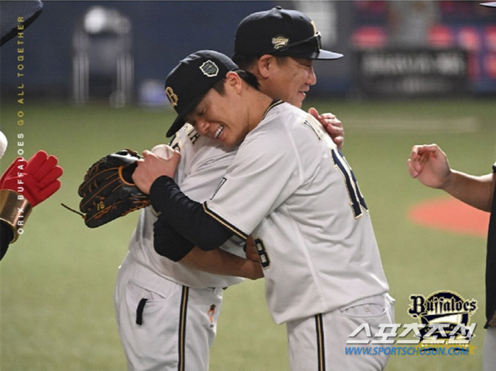 재팬시리즈 6차전이 끝난 뒤 포옹하는 야마모토와 나카지마 오릭스 감독. 사진출처=오릭스 버팔로즈 SNS