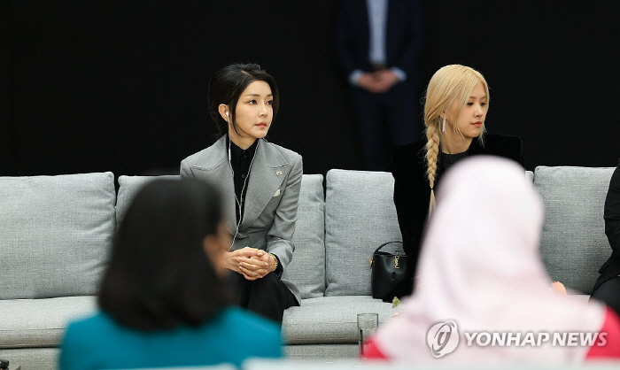 블핑 로제 "대중 비판에 약해져, 대화가 중요해"…APEC 행사서 정신건…