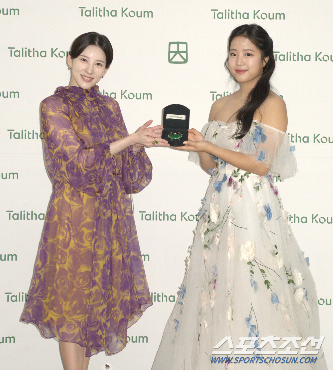 신유빈 선수, '탈리다쿰' 본사서 앰버서더 위촉장 받고 활짝 미소