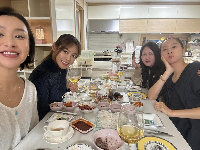 '라이머와 이혼 발표' 안현모, 음주 즐기는 모습에 커플팔찌까지 '근황 …