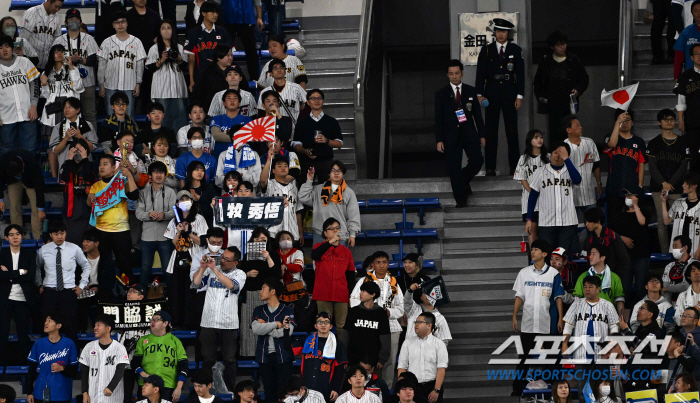 아직도 정신 못차렸나…'한일전' 도쿄돔에 등장한 욱일기→압수 조치 [AP…
