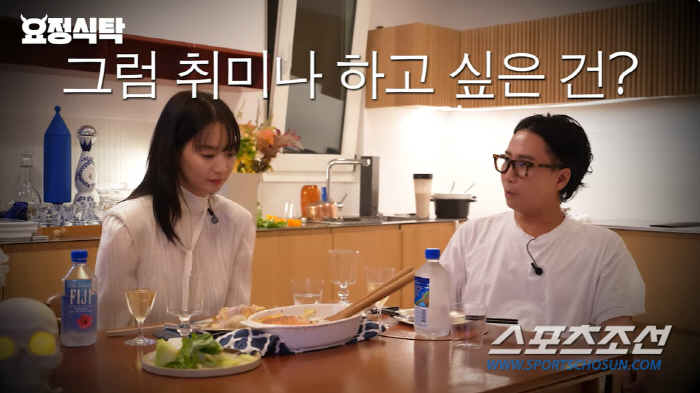 "저 사람들 만나고 그래요." '집순이' 신민아, '연예인 친구 있냐'는…