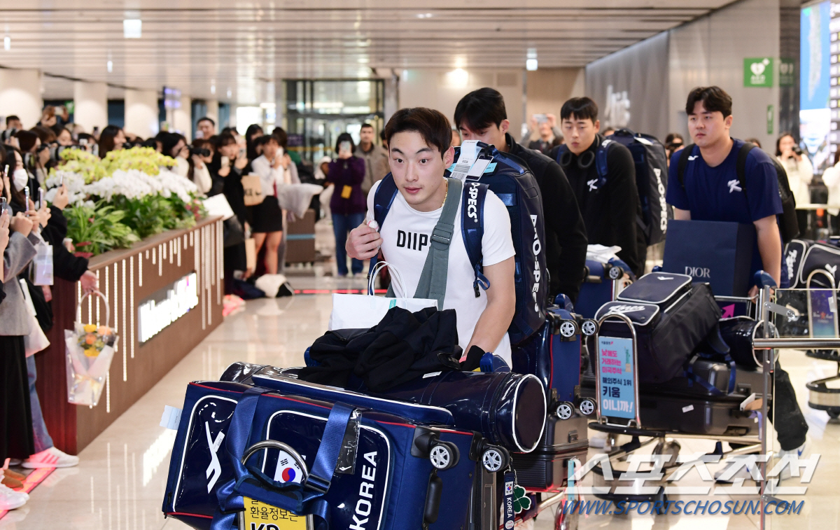 20일 일본에서 열린 2023 아시아프로야구챔피언십(APBC)을 마친 야구대표팀 선수들이 김포공항을 통해 귀국했다. 입국장을 나서고 있는 선수들. 김포공항=송정헌 기자songs@sportschosun.com/2023.11.20/