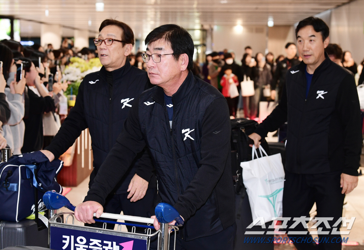 20일 일본에서 열린 2023 아시아프로야구챔피언십(APBC)을 마친 야구대표팀 선수들이 김포공항을 통해 귀국했다. 입국장을 나서고 있는 류중일 감독. 김포공항=송정헌 기자songs@sportschosun.com/2023.11.20/
