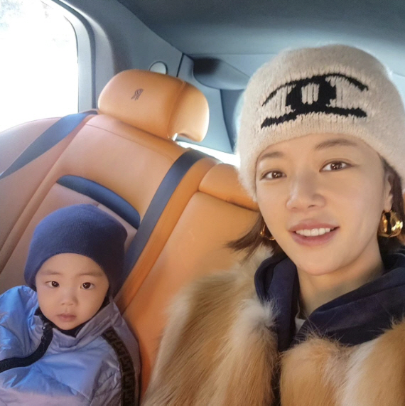 황정음♥이영돈 子, 별명은 '인형'..'수억원대 슈퍼카+명품 아동복' 입…