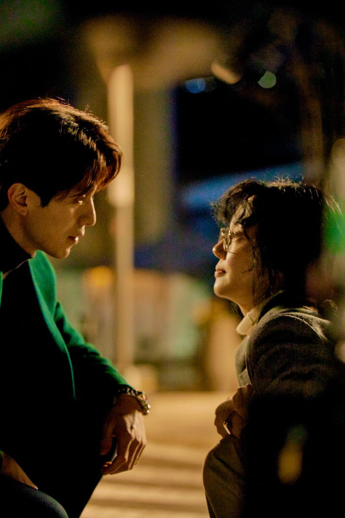 [SC리뷰] "담백한 '으른'의 사랑"…'싱글 인 서울' 이동욱X임수정,…