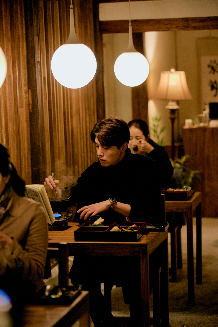 [SC리뷰] "담백한 '으른'의 사랑"…'싱글 인 서울' 이동욱X임수정,…