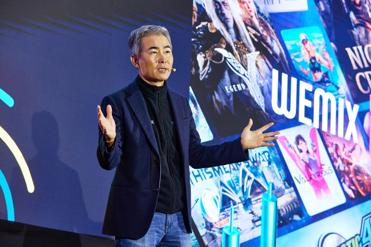 장현국 위메이드 대표가 지스타 2023의 부대 행사인 게임 컨퍼런스 G-CON에서 위믹스와 블록체인 기술 및 게임에 대한 전략과 전망을 발표하고 있다. 사진제공=위메이드