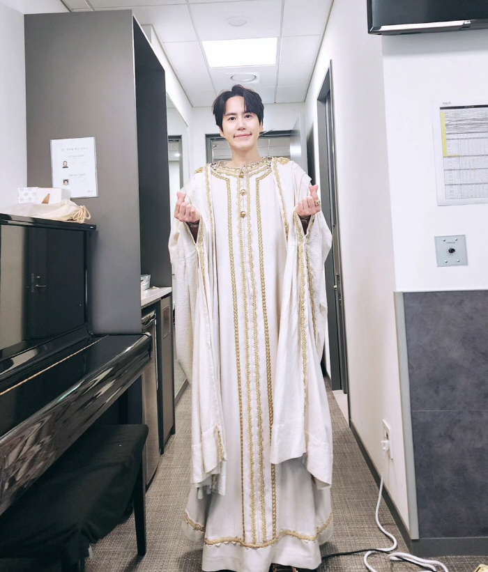 규현, 30대女 '뮤지컬 분장실 흉기난동'에 부상 "현장에서 바로 처치"…