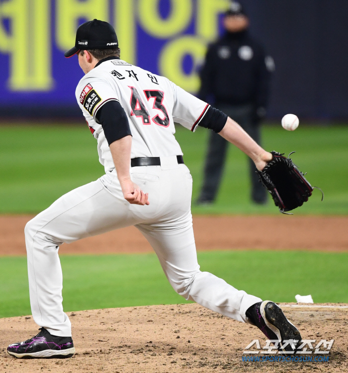 한국시리즈에서 LG 선수들이 직접 던지고 친 공이 굿즈로 재탄생. 사상 …