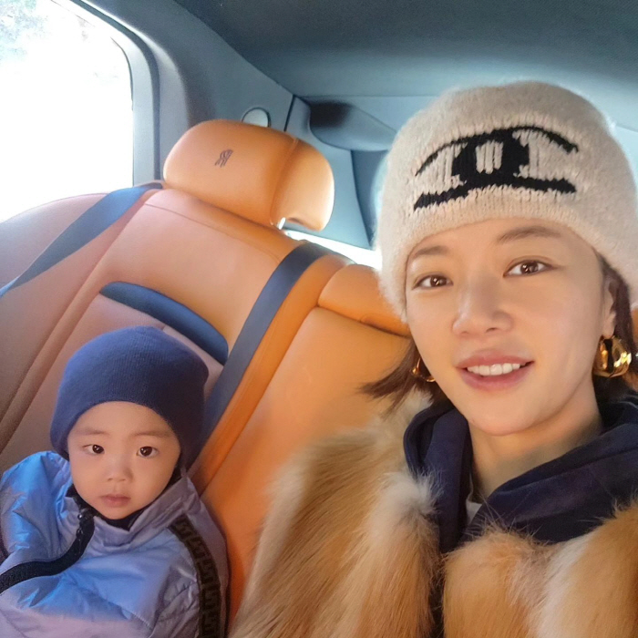 '가격만 수억원대'..황정음, R사 최고급 SUV로 외출 "인형이랑 병원…