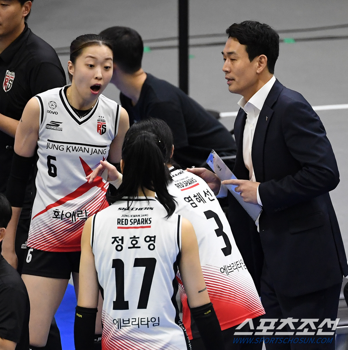 "배구는 단독 드리블이 없다" '3연패' 고희진 감독이 강조한 '책임감'…