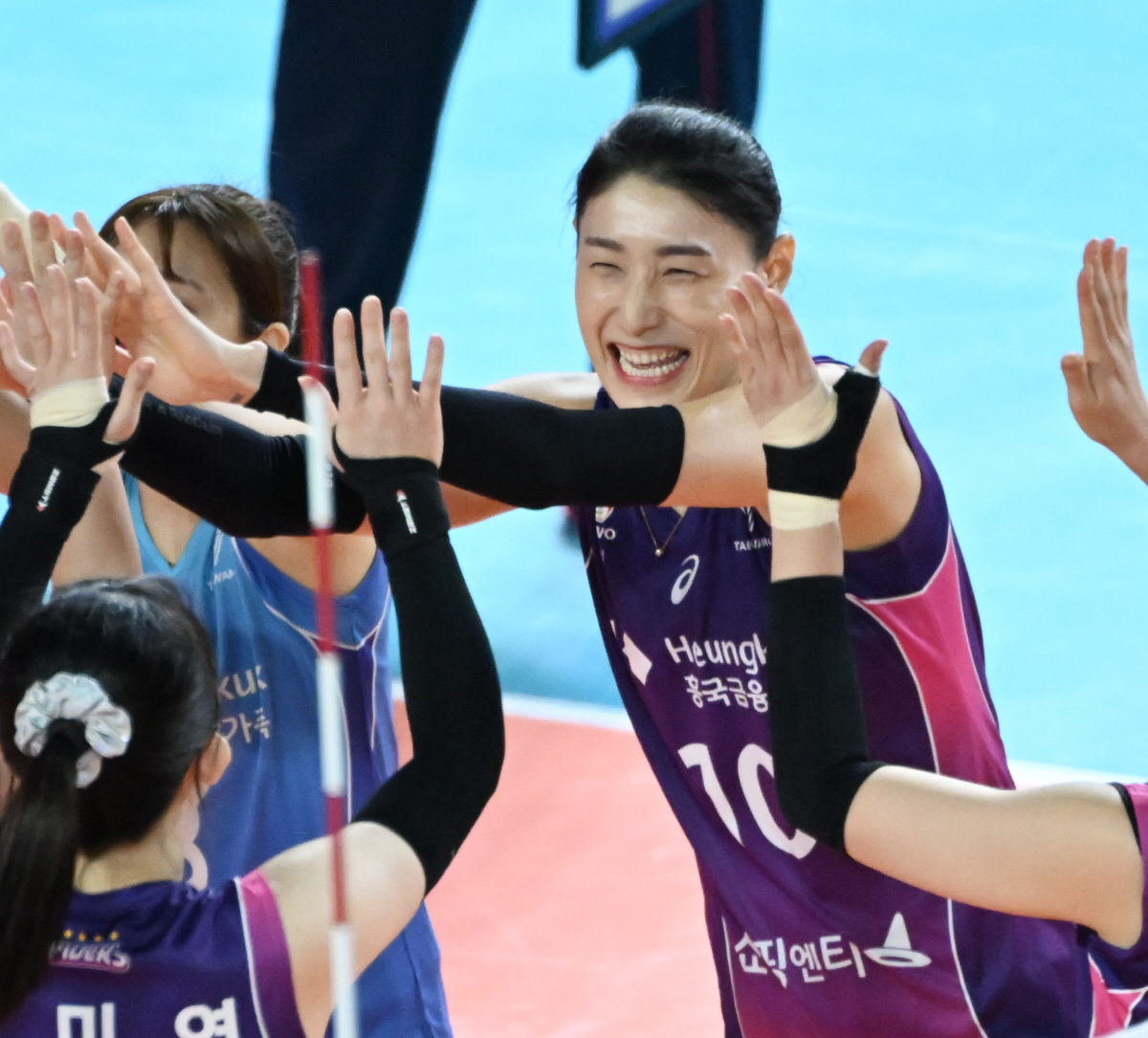 배구황제 복수혈전! '김연경 27득점' 흥국생명, 정관장 잡고 6연승→전…