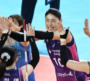 배구황제 복수혈전! '김연경 27득점' 흥국생명, 정관장 잡고 6연승→전구단 상대 승리 달성 [대전리뷰]