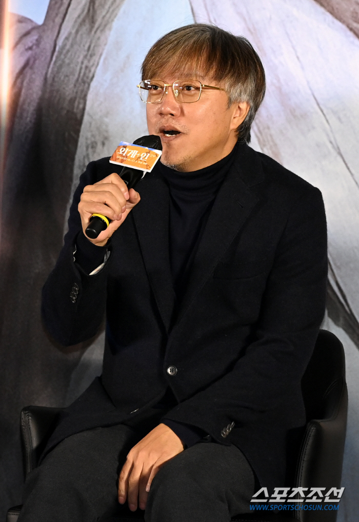 '외계+인' 2부 최동훈 감독 "1부 안 본 관객 위해 독립적인 2부 구…