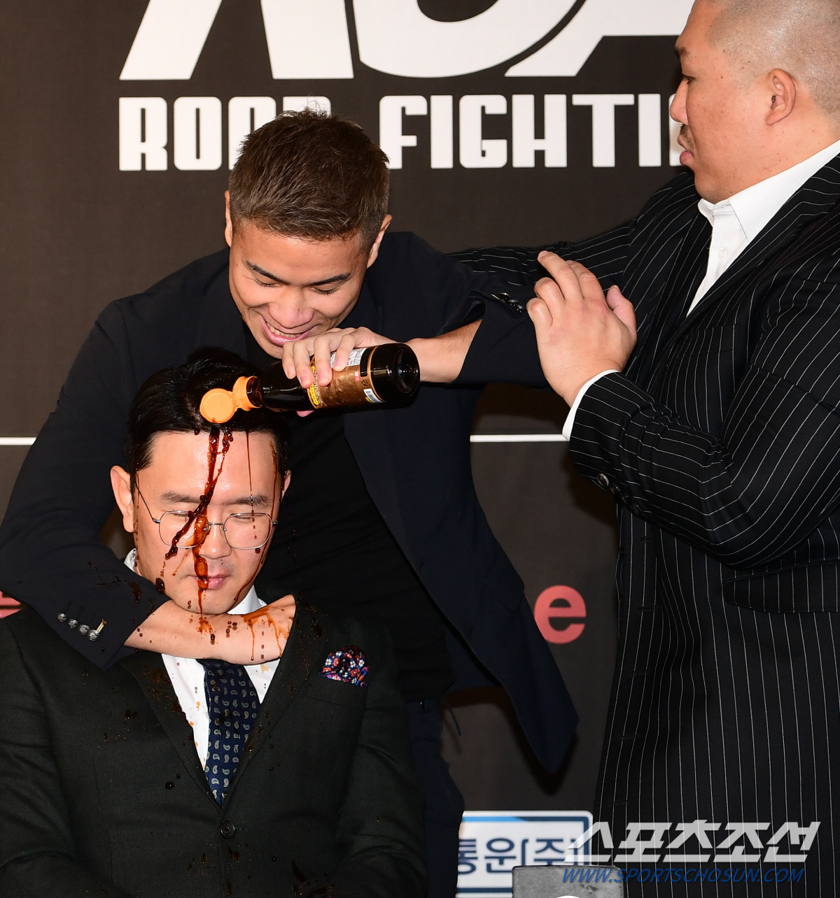 윤형빈 향해 도 넘은 간장 테러 '로드FC 기자회견장 난장판' [로드FC…