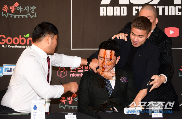 윤형빈 향해 도 넘은 간장 테러 '로드FC 기자회견장 난장판' [로드FC…