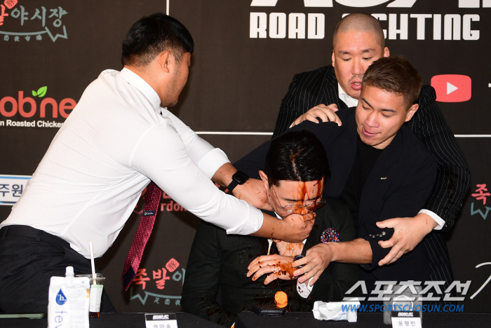 윤형빈 향해 도 넘은 간장 테러 '로드FC 기자회견장 난장판' [로드FC…