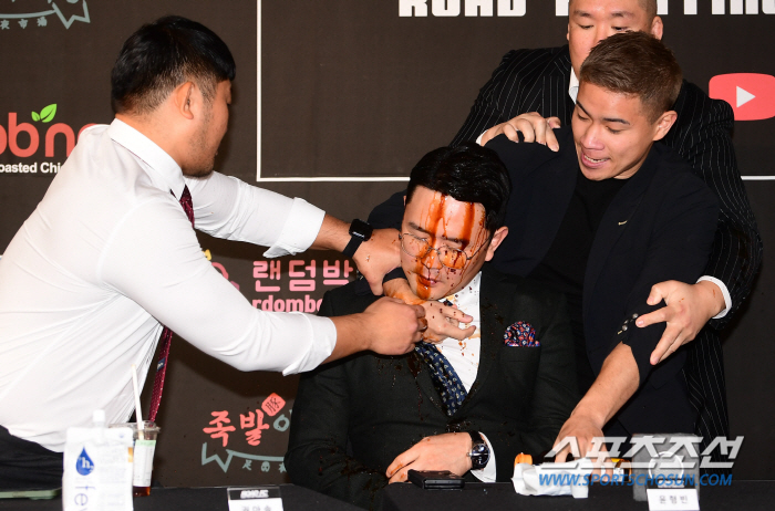 윤형빈 향해 도 넘은 간장 테러 '로드FC 기자회견장 난장판' [로드FC…