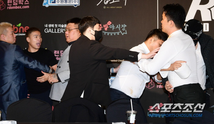 윤형빈 향해 도 넘은 간장 테러 '로드FC 기자회견장 난장판' [로드FC…
